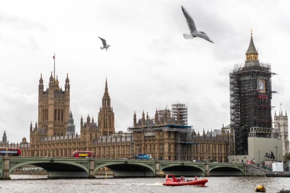 Thames: Flowing History, Sparkling British Style